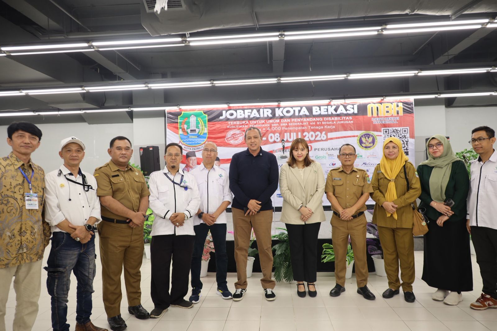 Wali Kota Bekasi Tri Adhianto membuka Job Fair Kota Bekasi 2026 di Mega Bekasi.