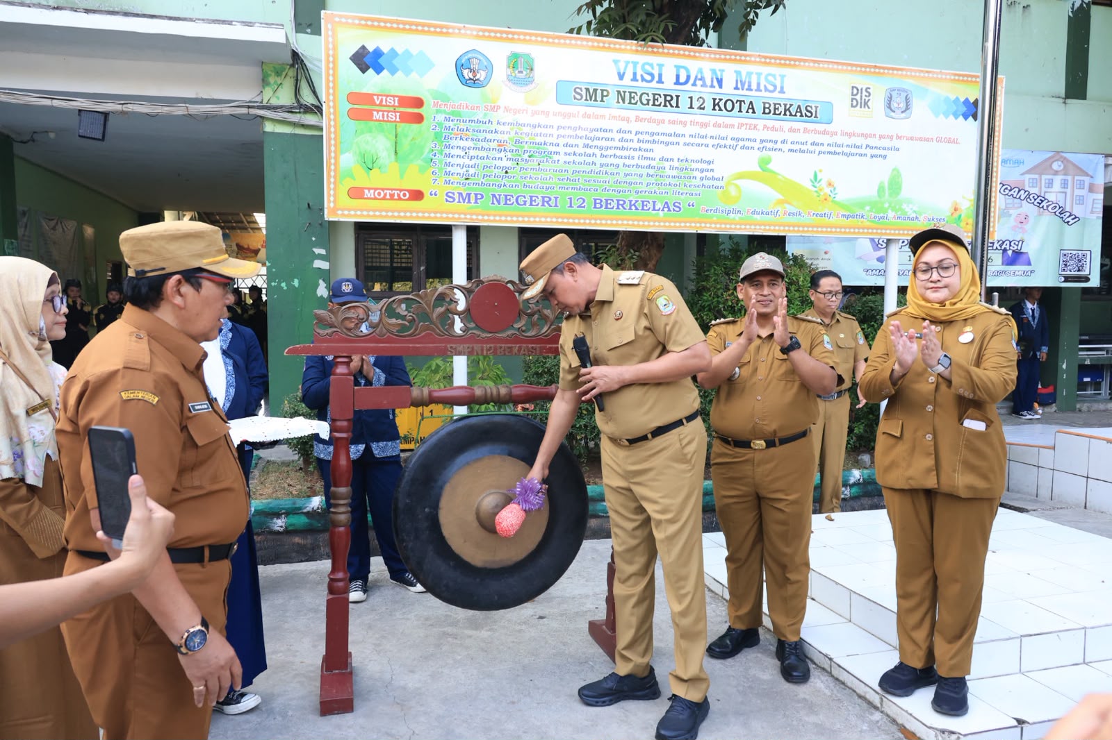 Wali Kota Bekasi Tri Adhianto membuka MPLS Ramah di SMPN 12 Kota Bekasi bersama siswa baru.