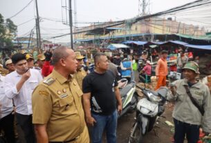 Tri Adhianto meninjau penataan kawasan Pasar Baru bersama para pedagang.