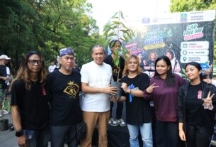 Wali Kota Bekasi Tri Adhianto menghadiri pembagian bibit pohon oleh organisasi GUNTING di Hutan Kota Bekasi.