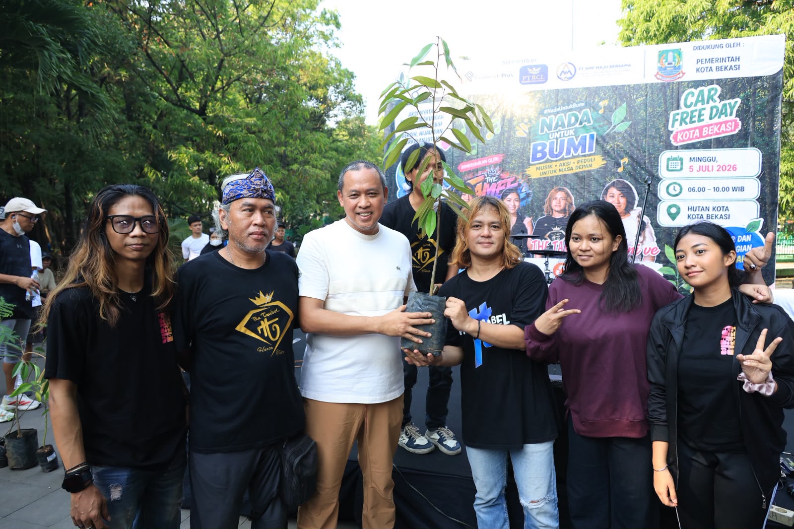 Wali Kota Bekasi Tri Adhianto menghadiri pembagian bibit pohon oleh organisasi GUNTING di Hutan Kota Bekasi.