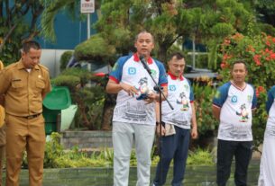 Wali Kota Bekasi Tri Adhianto mengevaluasi presensi mobile ASN usai apel pegawai di Plaza Pemkot Bekasi