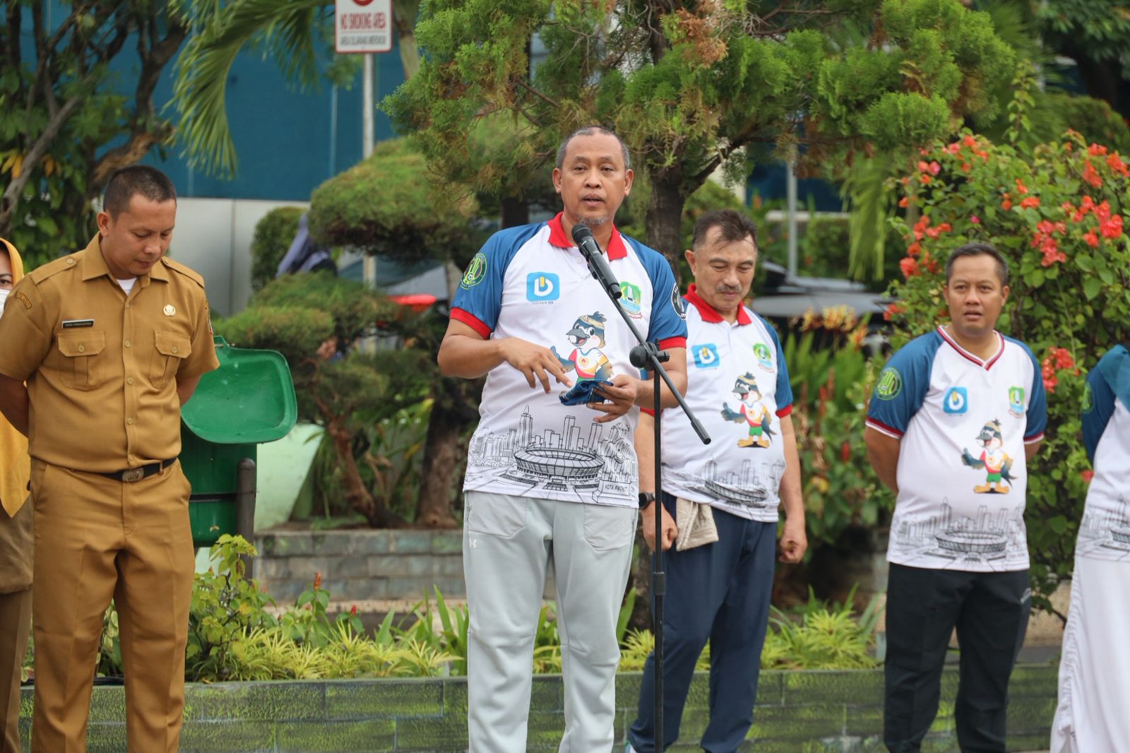 Wali Kota Bekasi Tri Adhianto mengevaluasi presensi mobile ASN usai apel pegawai di Plaza Pemkot Bekasi