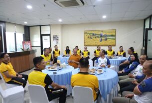 Wali Kota Bekasi Tri Adhianto menghadiri doa bersama HUT Bhayangkara ke-80 di Polres Metro Bekasi Kota bersama jajaran kepolisian.