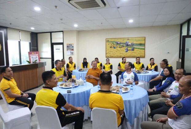 Wali Kota Bekasi Tri Adhianto menghadiri doa bersama HUT Bhayangkara ke-80 di Polres Metro Bekasi Kota bersama jajaran kepolisian.