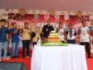 Wali Kota Bekasi Tri Adhianto mengunjungi stan UMKM pada Event Jajanan Pasar di Kota Bekasi.