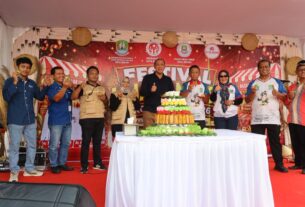 Wali Kota Bekasi Tri Adhianto mengunjungi stan UMKM pada Event Jajanan Pasar di Kota Bekasi.
