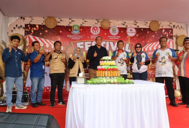 Wali Kota Bekasi Tri Adhianto mengunjungi stan UMKM pada Event Jajanan Pasar di Kota Bekasi.