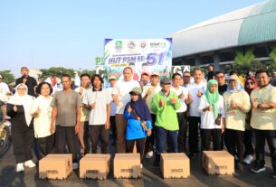 Wali Kota Bekasi Tri Adhianto menghadiri peringatan HUT ke-51 PSM Kota Bekasi bersama para lansia di Plaza Patriot Candrabhaga.