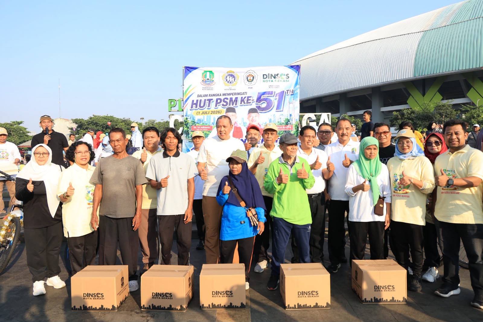 Wali Kota Bekasi Tri Adhianto menghadiri peringatan HUT ke-51 PSM Kota Bekasi bersama para lansia di Plaza Patriot Candrabhaga.