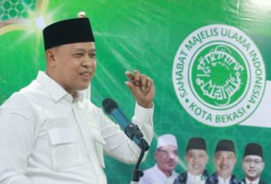 Wali Kota Bekasi Tri Adhianto memberikan sambutan pada Raker Sahabat MUI di Asrama Haji Kota Bekasi.