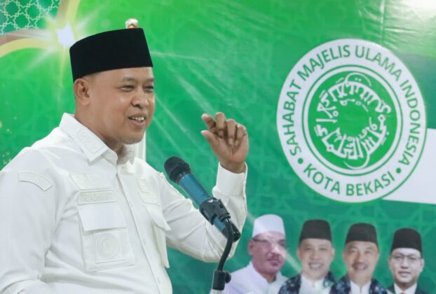 Wali Kota Bekasi Tri Adhianto memberikan sambutan pada Raker Sahabat MUI di Asrama Haji Kota Bekasi.