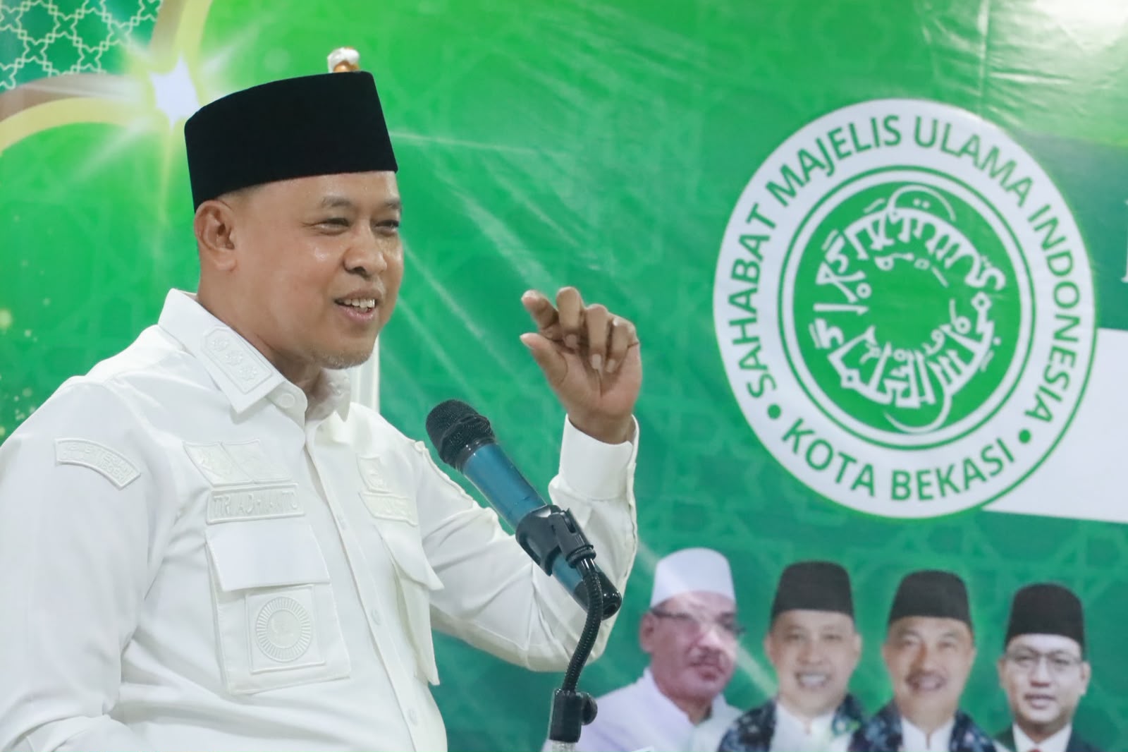 Wali Kota Bekasi Tri Adhianto memberikan sambutan pada Raker Sahabat MUI di Asrama Haji Kota Bekasi.