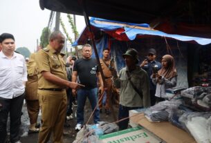 Tri Adhianto meninjau penataan Pasar Baru dan memastikan pedagang memperoleh tempat usaha yang lebih layak.
