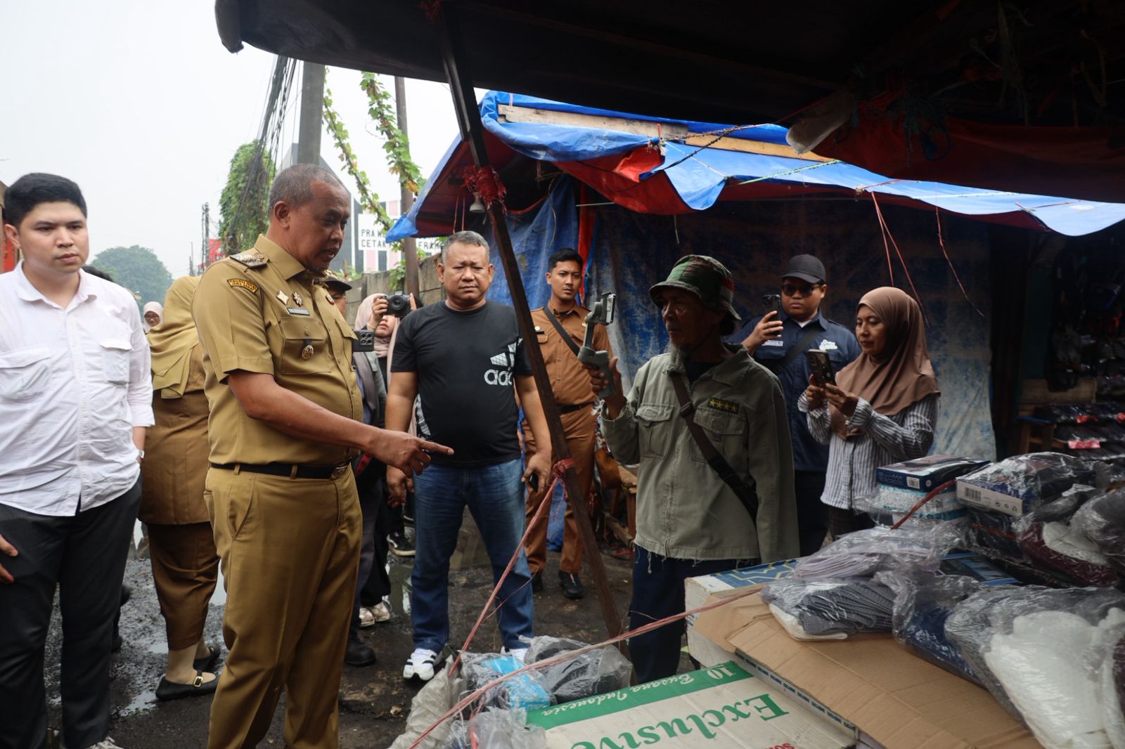 Tri Adhianto meninjau penataan Pasar Baru dan memastikan pedagang memperoleh tempat usaha yang lebih layak.