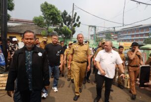 Tri Adhianto meninjau penataan kawasan Pasar Baru dan Pasar Pondok Gede di Kota Bekasi.