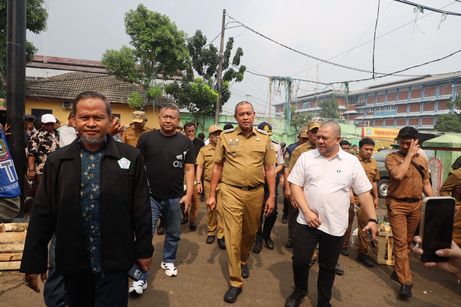 Tri Adhianto meninjau penataan kawasan Pasar Baru dan Pasar Pondok Gede di Kota Bekasi.