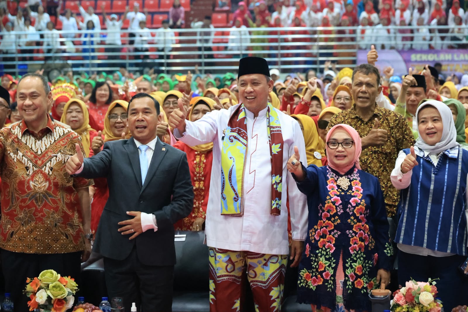 Tri Adhianto menghadiri Kriyaan Lansia Kota Bekasi 2026 bersama ribuan peserta Sekolah Lansia.