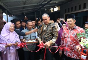 Wali Kota Bekasi Tri Adhianto meresmikan bantuan Program Rutilahu di Pondok Gede bersama penerima manfaat.