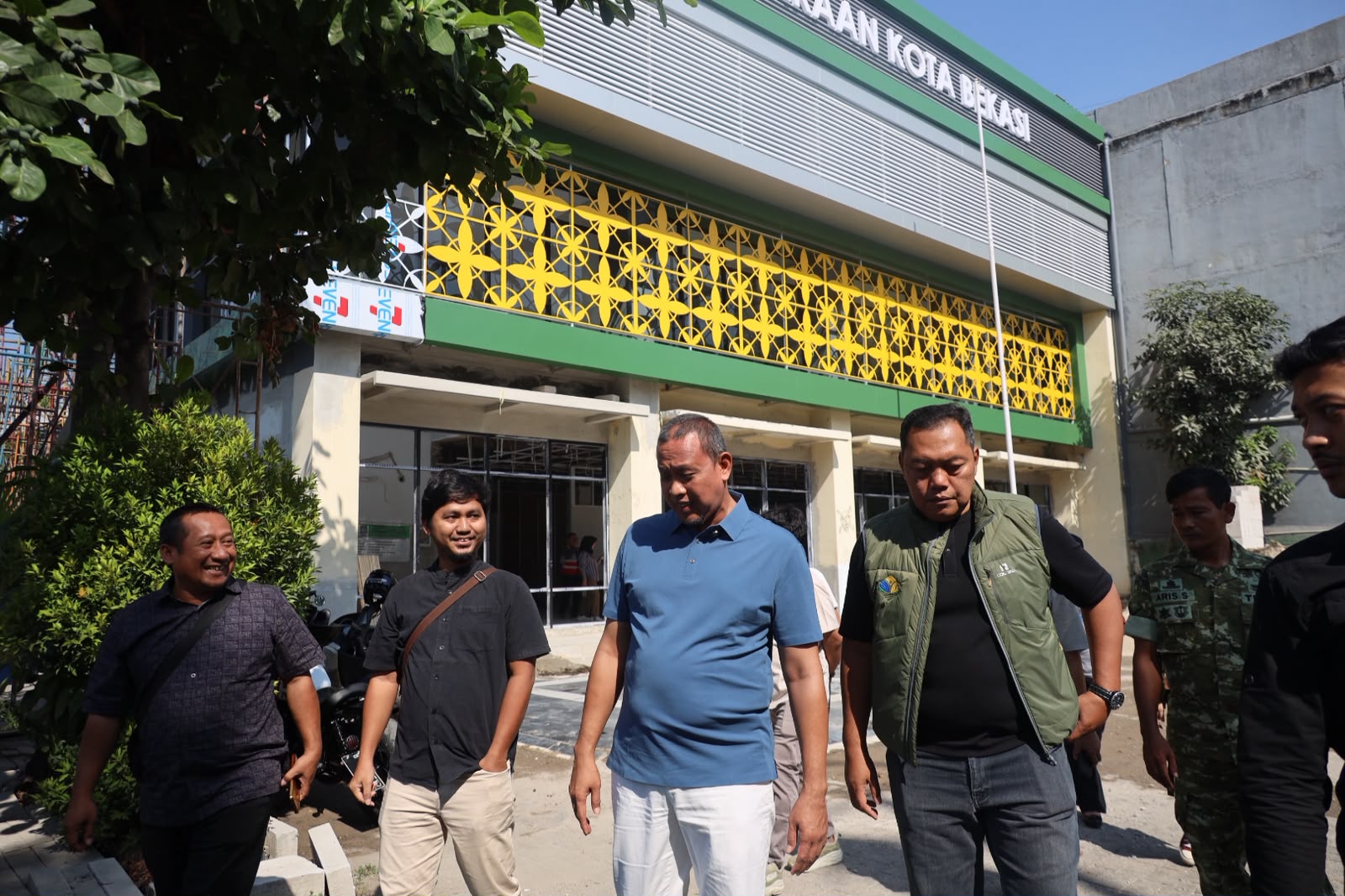 Wali Kota Bekasi Tri Adhianto meninjau lokasi pembangunan Perpustakaan Modern Kota Bekasi.