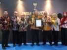 Wali Kota Bekasi Tri Adhianto menerima penghargaan Warta Kota Awards 2026 di Studio 1 Kompas TV Jakarta.