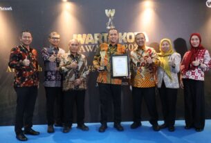 Wali Kota Bekasi Tri Adhianto menerima penghargaan Warta Kota Awards 2026 di Studio 1 Kompas TV Jakarta.