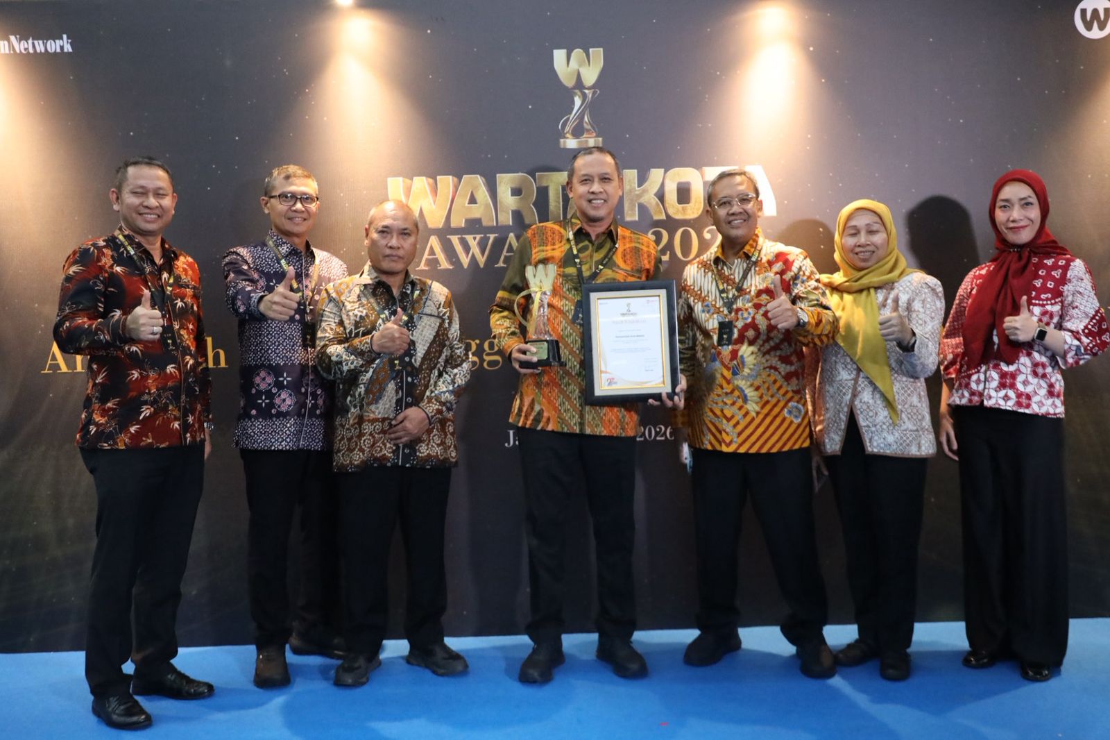 Wali Kota Bekasi Tri Adhianto menerima penghargaan Warta Kota Awards 2026 di Studio 1 Kompas TV Jakarta.
