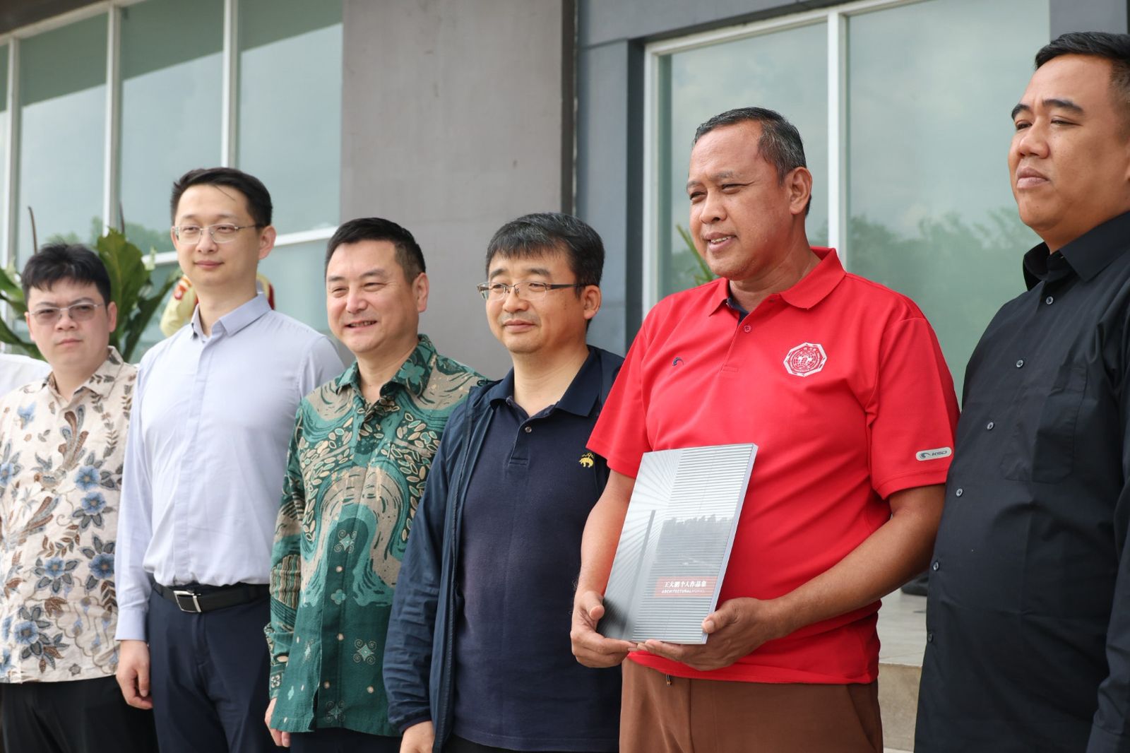 Tri Adhianto bersama DPRD Kota Bekasi meninjau fasilitas PLTSa Wangneng Environment di Huzhou, China.