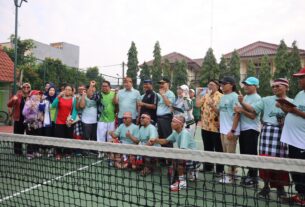 Wali Kota Bekasi Tri Adhianto meresmikan Lapangan Tenis Graha Harapan di Kecamatan Mustika Jaya.
