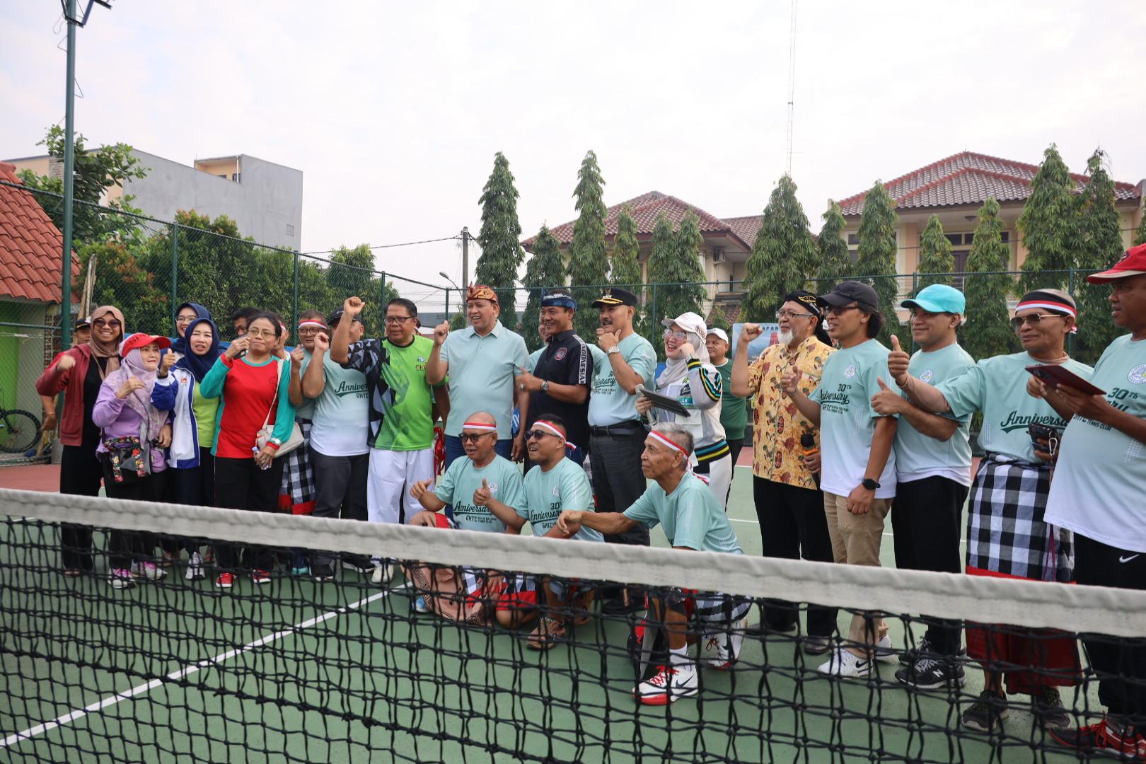 Wali Kota Bekasi Tri Adhianto meresmikan Lapangan Tenis Graha Harapan di Kecamatan Mustika Jaya.