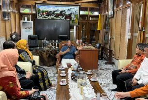 Wali Kota Bekasi mengikuti Pendataan Ekonomi BPS Kota Bekasi bersama Kepala BPS dan petugas survei.