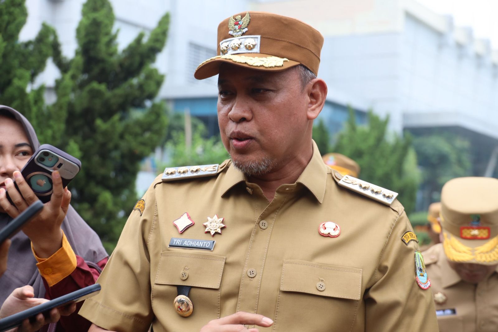 Tri Adhianto memastikan pelayanan publik Kota Bekasi tetap berjalan saat gangguan listrik.