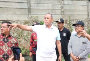 Wali Kota Bekasi Tri Adhianto meninjau proyek pembangunan polder di Pondok Melati untuk mempercepat penanganan banjir.