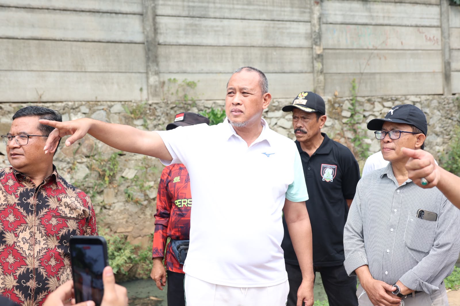 Wali Kota Bekasi Tri Adhianto meninjau proyek pembangunan polder di Pondok Melati untuk mempercepat penanganan banjir.