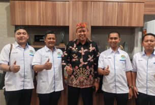 Wali Kota Bekasi menerima audiensi PC IKA PMII Kota Bekasi di Ruang Kerja Wali Kota, Kamis (9/7/2026), membahas Rakercab bertema "Sinergi, Inovasi, dan Aksi" serta dukungan terhadap program magang ke Jepang untuk meningkatkan kualitas SDM dan kesempatan kerja masyarakat Kota Bekasi.