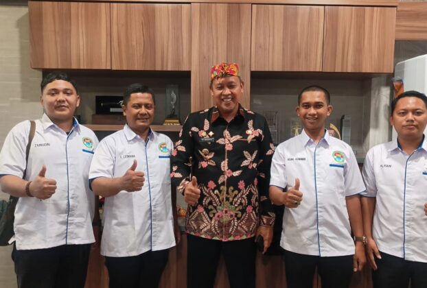 Wali Kota Bekasi menerima audiensi PC IKA PMII Kota Bekasi di Ruang Kerja Wali Kota, Kamis (9/7/2026), membahas Rakercab bertema "Sinergi, Inovasi, dan Aksi" serta dukungan terhadap program magang ke Jepang untuk meningkatkan kualitas SDM dan kesempatan kerja masyarakat Kota Bekasi.