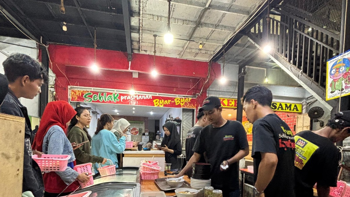 Di tengah persaingan industri makanan yang semakin padat, Ahmad Saifuddin berhasil membangun identitas merek yang kuat melalui bisnis Seblak Byar-Byar.